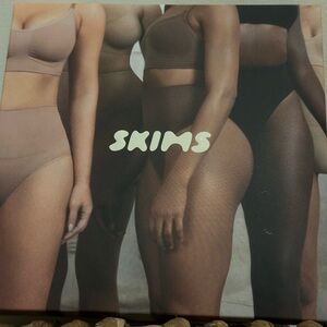 Skims core control, thong, colour number size small/medium